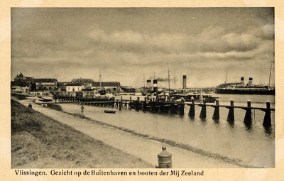 7292 'Vlissingen. Gezicht op de Buitenhaven en booten der Mij Zeeland'. Links op de achtergrond ziet men het ...