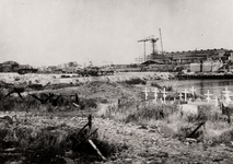 7303 Tweede Wereldoorlog. De Oosterhaven (Slikhaven) waar op 1 november 1944 de landing van de geallieerden vanuit ...