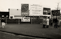 7306 Onthulling informatiebord nieuw winkelcentrum aan het toekomstige Scheldeplein. Eind 1987 heeft de ondertekening ...