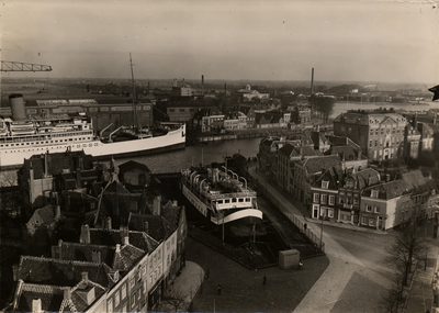7317 Luchtfoto van Vlissingen. Het droogdok met de veerboot Koningin Wilhelmina. Rechts de achterzijde van het stadhuis ...