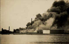 7342 Brand op het terrein van de Nedpam (Ned. Petroleum en Asphaltmij.) op 25, 26 en 27 juli 1924.Gezien vanaf het zgn. ...