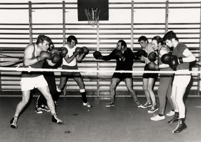 7357 Training van de boksers van de Vlissingse boksclub DOS. Van l. naar r.: Paul Wind, ?, ?, Jan Tameris, ?, ?, Theo ...