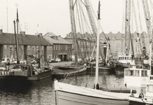 7413 De Piet Heinkade en Binnenhaven te Vlissingen met afgemeerde schepen en bergingsmaterieel van Van den Akker