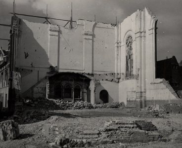 7453 De afbraak van de Nieuwe kerk (Ned. Herv.) aan de Wilhelminastraat. Eerste steen gelegd op 2 april 1860. In ...