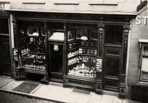 7494 N.P. de Rijke, handel in glas- en aardewerk. (wijk E 119, later Noordstraat 32)