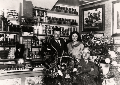 7551 Kunstschilder en winkelier Jo Maes met vrouw en vader bij de opening van de eerste winkel in de Lepelstraat.