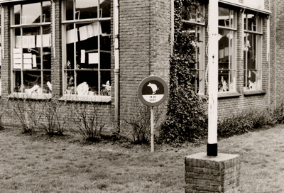 7582 J.H. van Daleschool aan de J. de Priesterstraat in Oost-Souburg. Zelfgemaakt bord tegen hondenpoep in de tuin