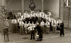 7614 Viering 50-jarig bestaan muziekvereniging Onda uit Ritthem. Met dirigent Vlekken, onder-dirigent P. Meijers, en ...