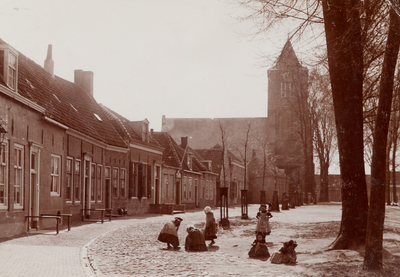 7633 De panden aan de oostzijde van het Oranjeplein in Oost-Souburg met op de achtergrond de Nederlands Hervormde Kerk