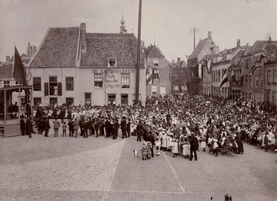 7701 Kinderfeest op de Grote Markt t.g. v, de verjaardag van H.M. Wilhelmina in aanwezigheid van burgemeester Tutein ...
