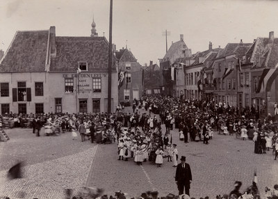 7748 Koninginnedag in Vlissingen. Kinderfeest op de Grote Markt in aanwezigheid van burgemeester Tutein Nolthenius. Op ...