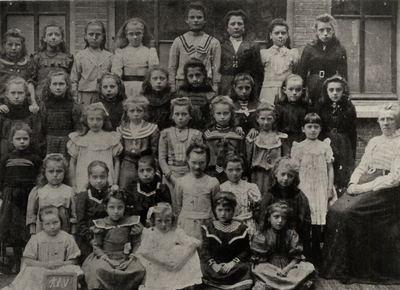 7749 Foto van de Grote Markt Meisjesschool. Van 1883-1903 was het een meisjesschool. Juffr. Beierman, hoofd der school. ...
