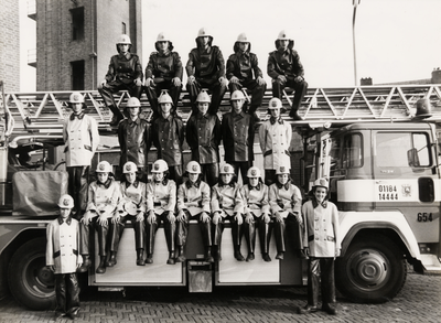 7760 Groepsfoto van de Vlissingse jeugdbrandweer op de achterplaats van de brandweercentrale in Vlissingen. Van l.n.r. ...