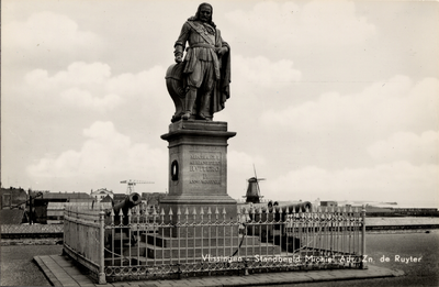 7777 'Vlissingen - Standbeeld Michiel Adr. Zn. de Ruyter'Standbeeld M.A. de Ruyter, Keizersbolwerk, Boulevard de Ruyter.