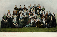 7812 'Vrouwenkleederdrachten uit alle deelen van Zeeland' Groepsfoto van vrouwen in klederdracht