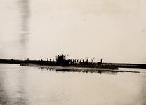 7842 Hr. Ms. K I vertrekt naar Nederlands Oost-Indië vanuit de Vlissingse haven. Bouwjaar 1914. Bouwnummer 142 gebouwd ...
