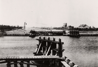 7884 Tweede Wereldoorlog. Het Kanaal door Walcheren met zicht op de door geallieerde militairen aangelegde noodbrug