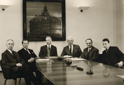 8024 Burgemeester en wethouders van Vlissingen. Op de foto van links naar rechts: wethouder G.J. Janse, wethouder Ch.J. ...