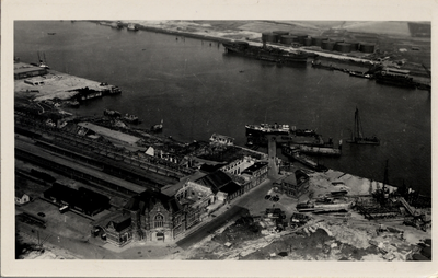 8032 Luchtfoto van Vlissingen. Puinruimen en herstelwerkzaamheden bij de Buitenhaven. Het Stationsplein en de ...
