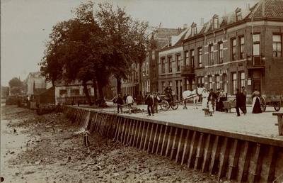 8076 Links de Achterhaven (na 1909 Spuistraat). Rechts de Kaaskade (later Molenstraat)