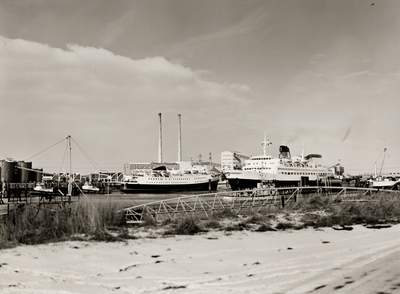 8123 Op 16 maart 1975 startte de Olau Line met de dagelijkse veerdienst Vlissingen-Sheerness. Twee schepen worden ...