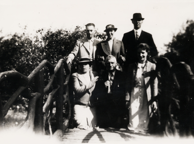 8141 Dhr. Willeboer (rechts boven) met enige anderen in het Nollebos ca. 1938. Het bos was voor het eerst opengesteld ...