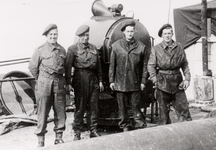 8172 Tweede Wereldoorlog. Groep Engelse militairen bij een zoeklicht. Op 1 nov. 1944 landden de geallieerden vanuit ...