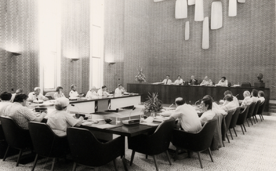 8174 Vergadering van de gemeenteraad in de raadszaal van het stadhuis.