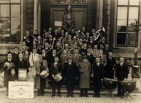 8205 Muziekkorps 'Ons Genoegen' voor het stadhuis aan de Houtkade, groepsfoto t.g.v. het 55-jarig bestaan. Op de ...