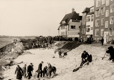8218 Stormvloedramp van 1 februari 1953. Gat in Boulevard Evertsen voor het Wooldhuis en flats.