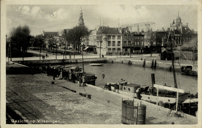 8227 'Gezicht op Vlissingen'Voorhaven met loodsboten. Op de achtergrond Bellamypark, Nieuwendijk en De Ruyterplein.