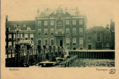 8240 'Stadhuis. Vlissingen' Stadhuis op de Houtkade (Van Dishoeckhuis) en Schipbrug gezien vanaf de Dokkade.