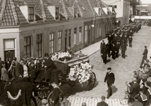 8247 Tweede Wereldoorlog. Begrafenis van de 20-jarige hofmeester S.C. van Steenkiste. Na een mijnontploffing gedood aan ...