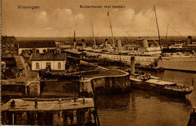8298 'Vlissingen. Buitenhaven met booten'. Op de voorgrond de sluizen en een veerboot van de Provinciale ...