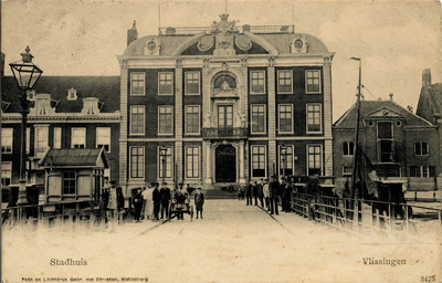 8305 'Stadhuis. Vlissingen' Stadhuis op de Houtkade (Van Dishoeckhuis) en Schipbrug.