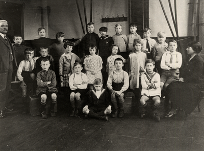 8321 Schoolklas van de Grote Marktschool. De 3e klas in het gymlokaal. Links onderwijzer C. de Jonge, rechts ...