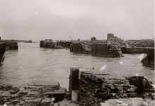 8327 Tweede Wereldoorlog. De vernielde sluizen bij de Buitenhaven in Vlissingen