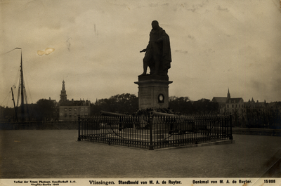 8366 Het standbeeld van M.A. de Ruyter op het Keizersbolwerk, gezien in de richting van de Nieuwendijk.