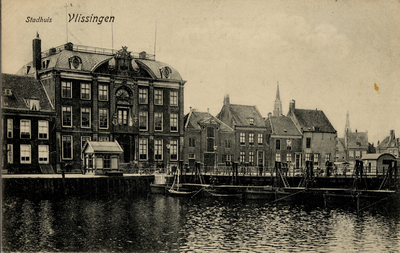 8376 'Stadhuis. Vlissingen' Stadhuis op de Houtkade (Van Dishoeckhuis) en Schipbrug.