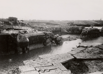 8390 Tweede Wereldoorlog. De vernielde sluizen bij de Buitenhaven in Vlissingen