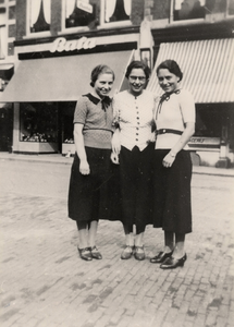 8391 Drie dochters van van Ch.J. Bukkens en H. Bukkens-de  Reeper op de Kleine Markt, waar de vader op no.3 een winkel ...
