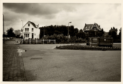 8450 Begin van de Singel gezien vanaf de Badhuisstraat met de burgemeester van Woelderenbank, onthuld op 8 september 1938