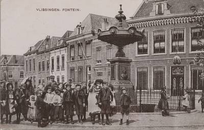 8479 'Vlissingen. Fontein.' Opgericht 24 juli 1884 op het Betje Wolffplein ter herinnering aan Elisabeth Wolff en ...