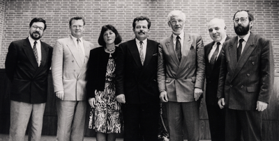 8522 College van burgemeester en wethouders 1990-1994. Van links naar rechts: C. de Keijzer, T.R.K. Meijers, L.C. ...