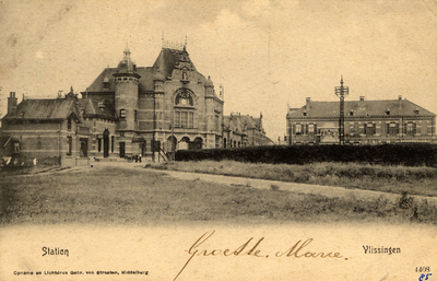 8538 'Station. Vlissingen'Op 15-9-1894 werd het station aan de Buitenhaven in dienst gesteld.Het gebouw rechts is het ...