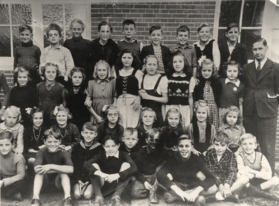 8559 Schoolklas van de Frans Naereboutschool bij het schoolgebouw in de Bouwen Ewoutstraat, tijdens de herbouw van de ...