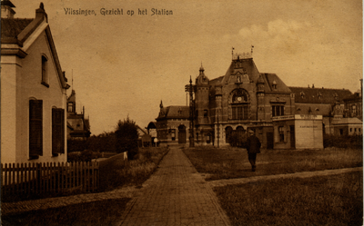 8566 'Vlissingen, Gezicht op het Station' Het station aan de Buitenhaven, in dienst gesteld in 1894.
