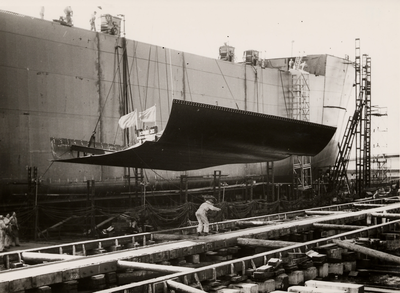 8588 Kon. Mij. De Schelde, kiellegging van de Baikal, vrachtschip met ijsversterking. Bouwnr. 283, bouwjaar 1956. ...