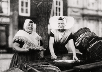 8641 Vissersvrouwen op de Nieuwendijk. Links Elisabeth Leuntje de Nooijer-van Belzen, geboren 14 september 1871 in ...