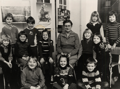 8654 Schoolklas van de Frans Naereboutschool aan de Grote Markt. Bovenste rij van l. naar r. staand: Ralph Stroe, ...